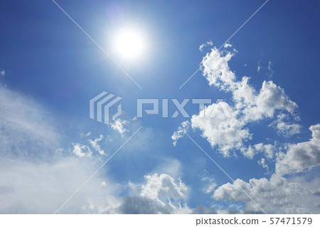 新鮮的秋天天空 57471579