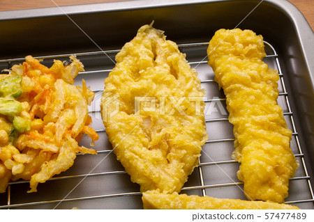 天婦羅在煎蝙蝠上。 天婦羅在煎蝙蝠上。 57477489