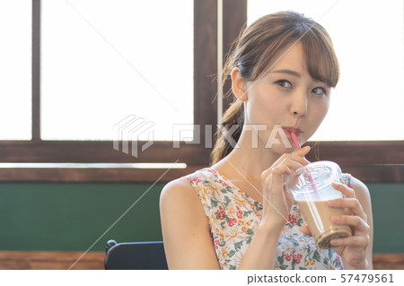 珍珠粉飲料女性 57479561