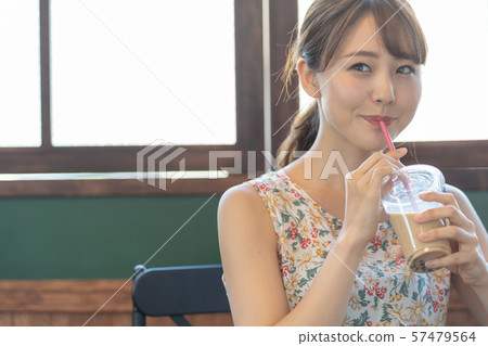 珍珠粉飲料女性 57479564