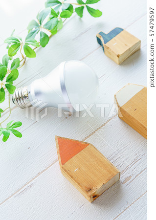 微型房子由LED燈泡和木頭製成 微型房子由LED燈泡和木頭製成 57479597