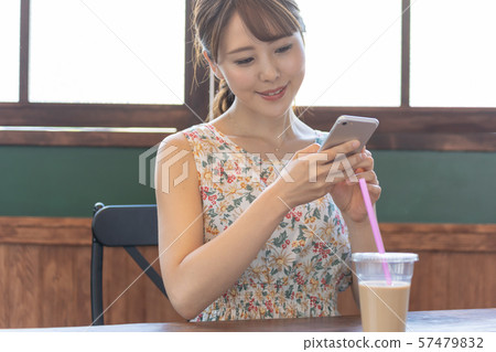 TapiocaCafé飲酒女性 57479832