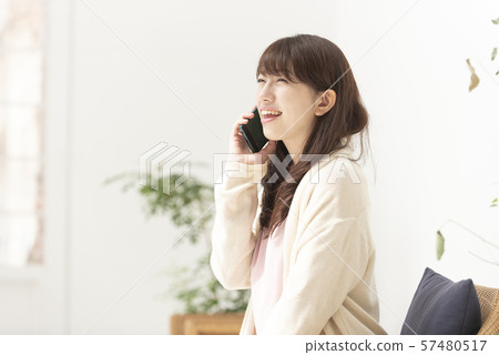 生活方式婦女智能手機電話 生活方式婦女智能手機電話 57480517