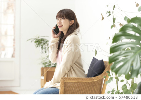 生活方式婦女智能手機電話 生活方式婦女智能手機電話 57480518