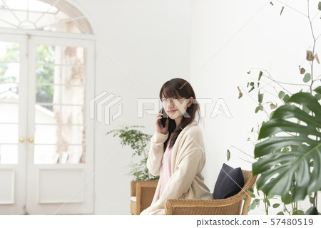 生活方式婦女智能手機電話 57480519