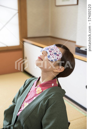 使用眼睛枕頭的一個少婦在客棧在女孩的旅行放鬆了 使用眼睛枕頭的一個少婦在客棧在女孩的旅行放鬆了 57480520