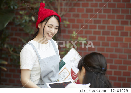 一個在咖啡館工作的年輕女子 57481979