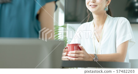 Business woman chatting 57482203