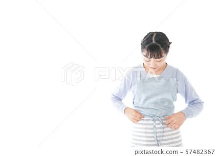 微笑的年輕主婦 微笑的年輕主婦 57482367
