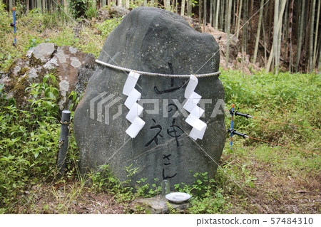 用繩子寫的紀念碑與紙劍(實德)附加它。 用繩子寫的紀念碑與紙劍(實德)附加它。 57484310