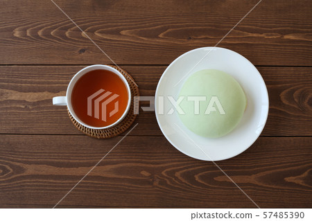 在一張木桌上的瓜麵包茶 57485390