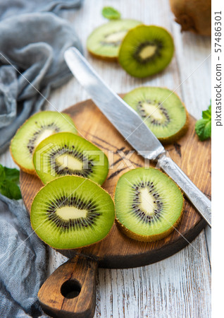 Fresh kiwi fruits 57486301