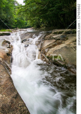 一個滑動的山谷 57493602