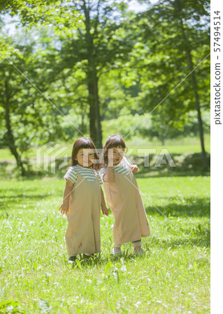 Twin sister Twin sister 57494514