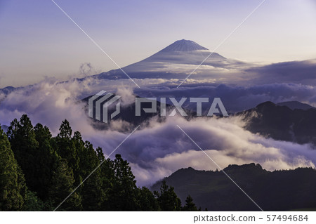 (Shizuoka) Mt. Fuji beyond the vibrant Daiun Sea (Shizuoka) Mt. Fuji beyond the vibrant Daiun Sea 57494684