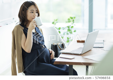 Pregnant woman 57496658