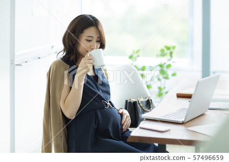 Pregnant woman 57496659