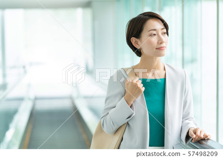 女商人辦公室自動傾斜企業圖像 57498209