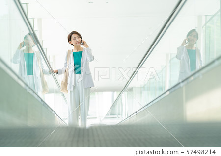 女商人辦公室自動傾斜企業圖像 女商人辦公室自動傾斜企業圖像 57498214