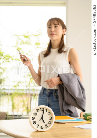 Short working hours in the casual office [Watch focus] 57498362
