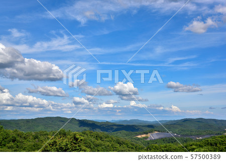 夏天藍天和雲彩 夏天藍天和雲彩 57500389