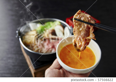 將壽喜燒肉放在打好的雞蛋上 57508822