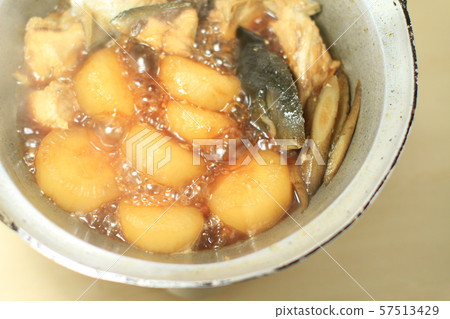 Yellowtail radish, fish dishes, boiled radish and fish, buri no ara, cooking scene Yellowtail radish, fish dishes, boiled radish and fish, buri no ara, cooking scene 57513429