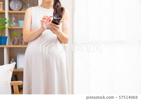 孕婦輕拍智能手機 57514068