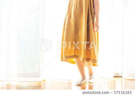 女人的腳穿著黃色的連衣裙由大麻製成 女人的腳穿著黃色的連衣裙由大麻製成 57516165