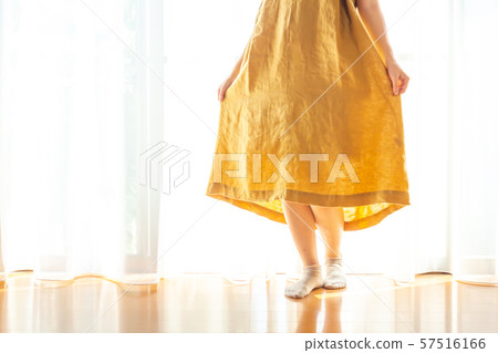 女人的腳穿著黃色的連衣裙由大麻製成 女人的腳穿著黃色的連衣裙由大麻製成 57516166