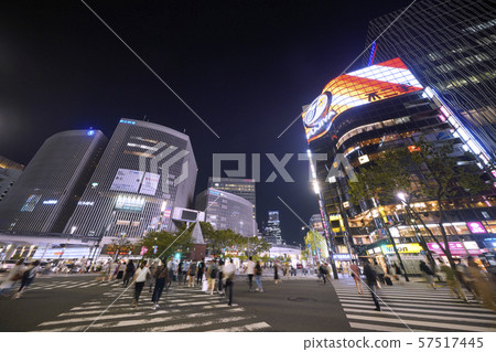 在日本的東京都市風景我看Sukiya橋樑的交叉點 在日本的東京都市風景我看Sukiya橋樑的交叉點 57517445