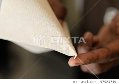 How to put coffee 3: Fold the tip of the paper filter 57523749