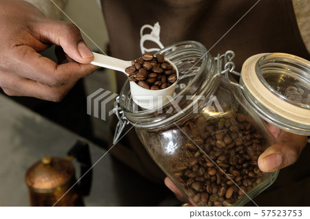 如何放咖啡7：用量匙從瓶子中取出咖啡豆 57523753