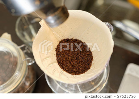 如何放咖啡9:將咖啡粉轉移到滴頭 如何放咖啡9:將咖啡粉轉移到滴頭 57523756