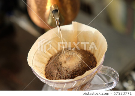 How to put coffee 16: pour hot water into coffee How to put coffee 16: pour hot water into coffee 57523771