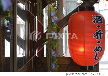 在酒吧的紅燈籠 在酒吧的紅燈籠 57524136