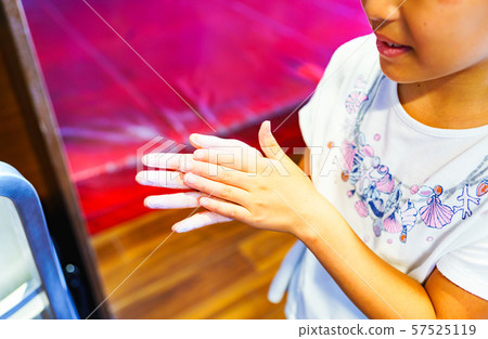 [Bouldering] A scene where a girl elementary school climber challenges a difficult task in a bouldering studio 57525119