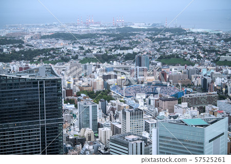 日本的橫濱市容我看橫濱體育場等。 57525261