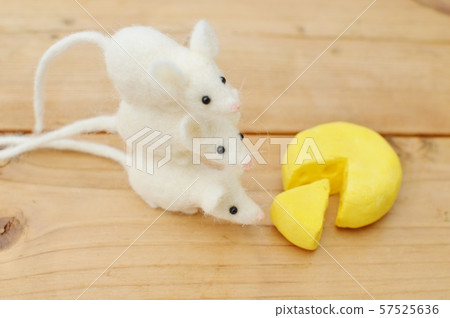 Overlapping mice and cheese 57525636