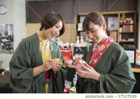 Seeing souvenirs at a hot spring inn shop Women in yukata Women's travel image GoTo Travel Campaign 57527039