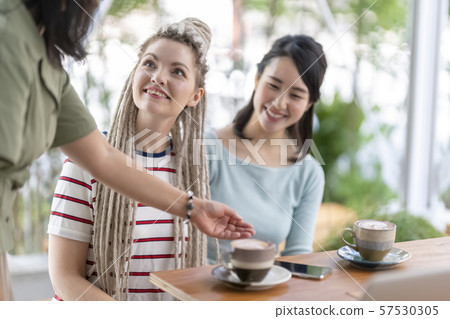 外國人和日本朋友用流利的日語與咖啡館職員說話 外國人和日本朋友用流利的日語與咖啡館職員說話 57530305