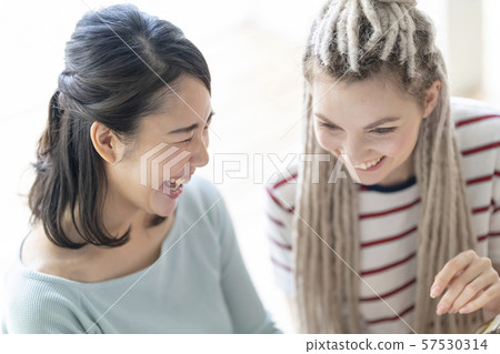 笑用俄語流利的日語的俄國婦女 57530314