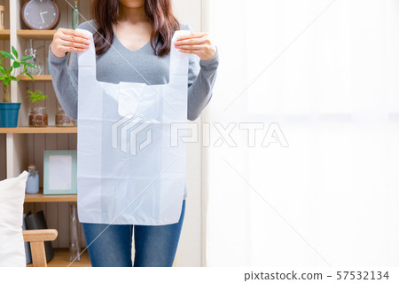 帶購物袋的女性充電環境問題回收創意 帶購物袋的女性充電環境問題回收創意 57532134