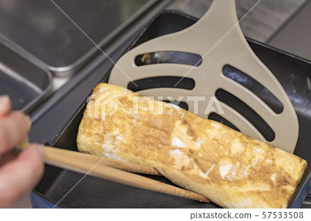 [Making eggs] 57533508