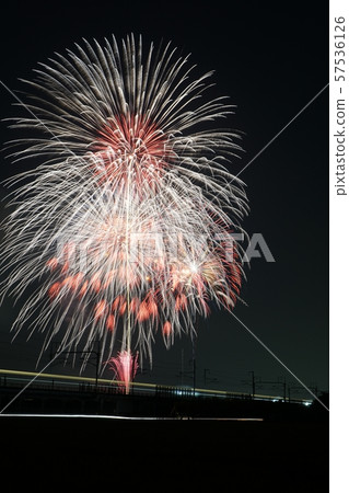 東海道新幹線上有光跡和煙花 東海道新幹線上有光跡和煙花 57536126
