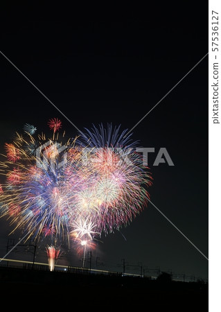 東海道新幹線上有光跡和煙花 東海道新幹線上有光跡和煙花 57536127