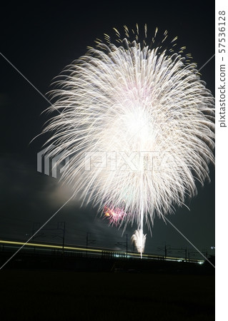 東海道新幹線上有光跡和煙花 東海道新幹線上有光跡和煙花 57536128