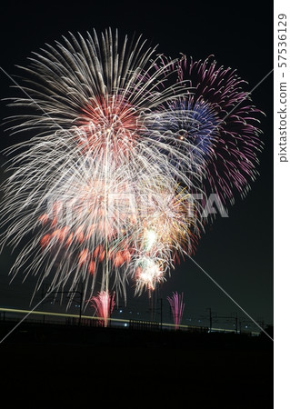煙花匯演和東海道新幹線的光跡 煙花匯演和東海道新幹線的光跡 57536129