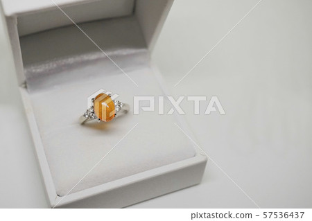 10月誕生石蛋白石圓環（墨西哥蛋白石）白色背景 57536437