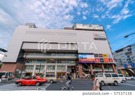PARCO看法在Kinshicho駐地前面的在東京都市風景在日本 PARCO看法在Kinshicho駐地前面的在東京都市風景在日本 57537138